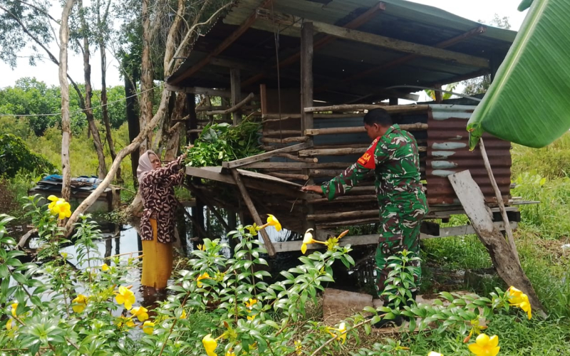 Babinsa Rimba Sekampung Dampingi Peternak Cegah Penyakit PMK di Dumai Timur