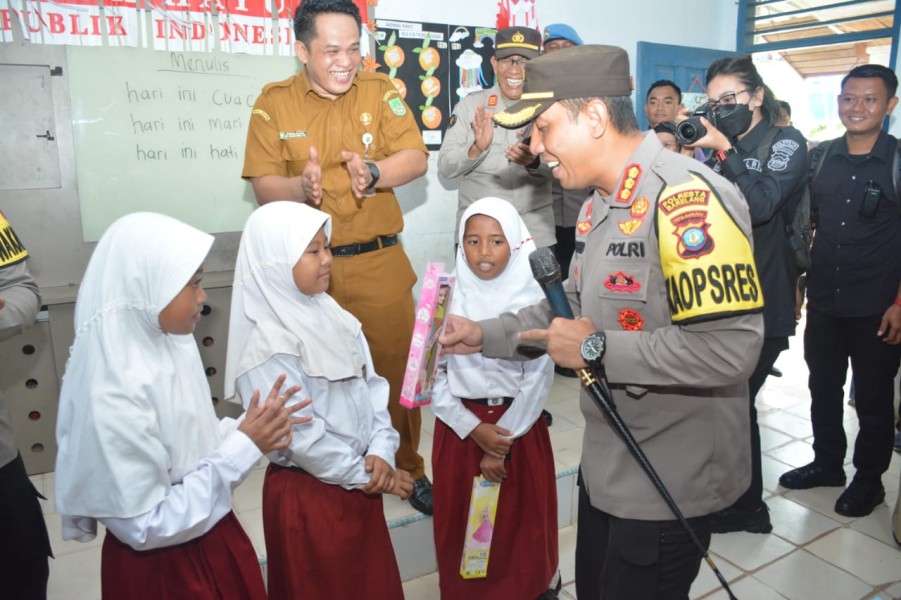 Kapolresta Barelang Dan Tim Konselor Polda Kepri Berikan Dukungan Psikologis Kepada Anak-Anak SD Dan SMP Di Rempang Galang