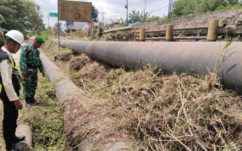 Babinsa dari Koramil 01 dan Pertamina Hulu Rokan Gelar Patroli Bersama Amankan Jalur Pipa Minyak