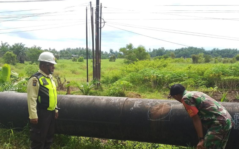 Babinsa Koramil 01 Dumai Rutin Patroli Jalur Pipa, Cegah Potensi Gangguan Keamanan
