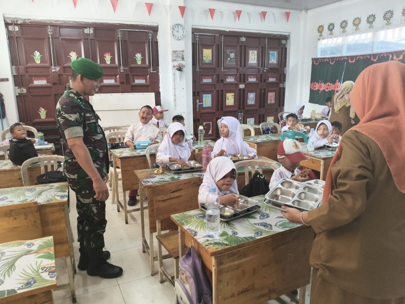 Babinsa Teluk Binjai Dampingi Pembagian Makanan Bergizi untuk 2.408 Siswa di Dumai