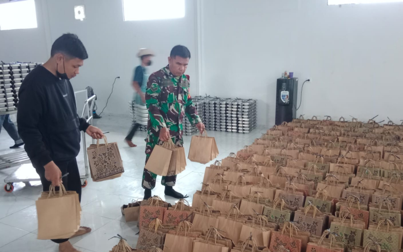 Babinsa Koramil 01 Dampingi Pembagian Makanan Bergizi untuk 3.622 Siswa di Purnama dan Bagan Keladi