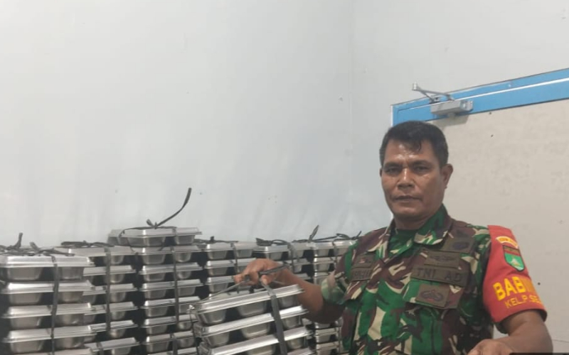 Babinsa Dampingi Distribusi 2.542 Porsi Makanan Bergizi di Dumai