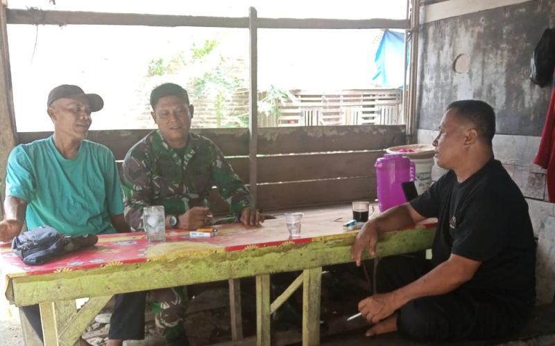Babinsa Serka Afnal Jalin Silaturahmi Lewat Komsos di Kelurahan Lubuk Gaung