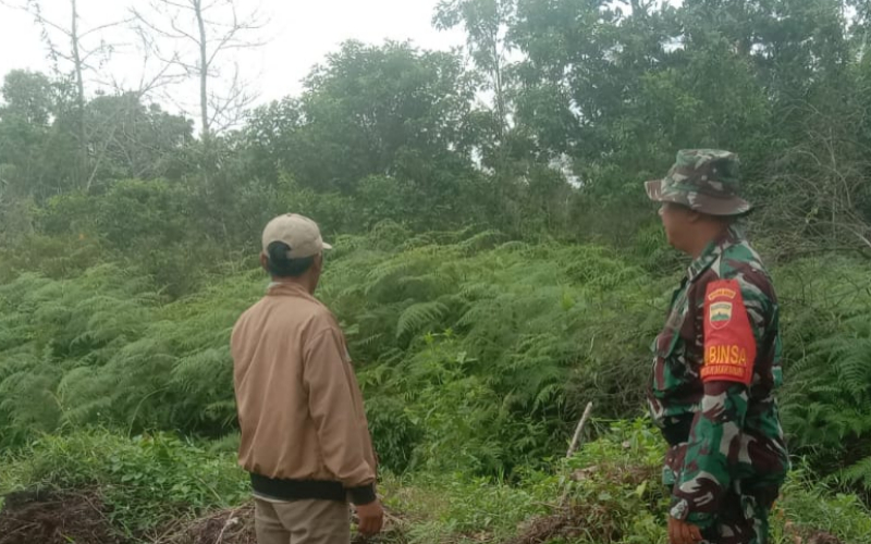 Cegah Kebakaran Lahan, Babinsa Medang Kampai Edukasi Warga soal Larangan Membakar