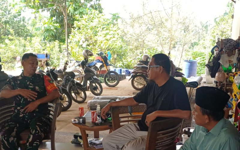 Babinsa Jalin Komunikasi dengan Warga untuk Kelancaran Pembangunan di Mandau
