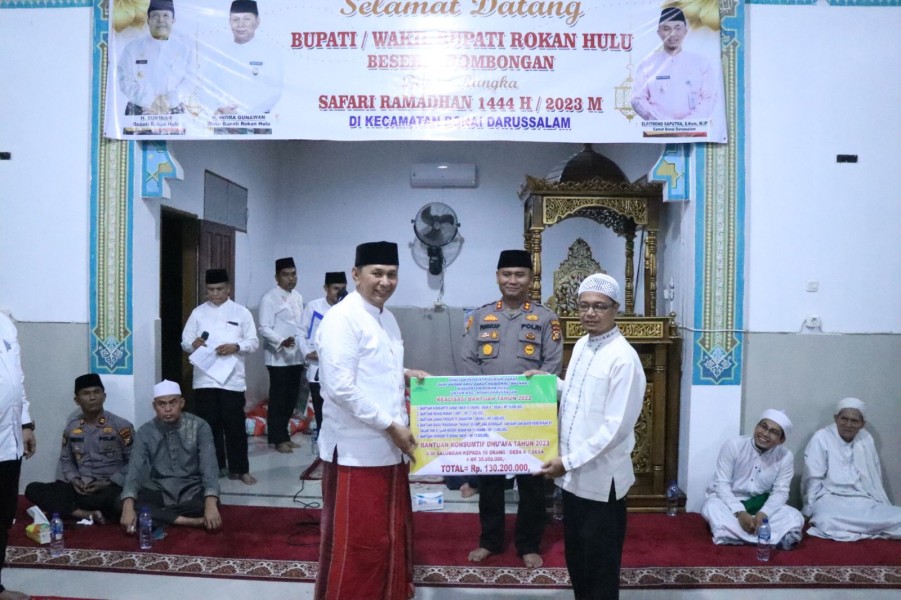 Didampingi Kapolres Rohul, Wabup H Indra Gunawan Serahkan Bantuan Ratusan Juta Untuk Masyarakat Dalam Safari Ramadhan Di Desa Sontang