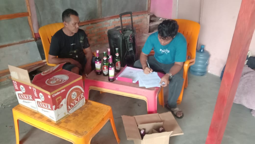 Tim Ops Pekat LK2022 Polsek Kuntodarussalam Sita Puluhan Botol Miras Jenis Bier Angker Dan Anggur Merah