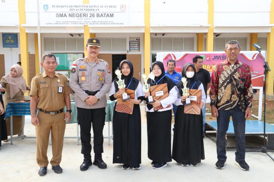 Penyerahan Piala Lomba Menulis Bidhumas Polda Kepri Dalam Rangka HUT Humas Polri Ke-72