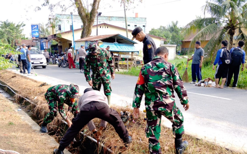 Babinsa Laksanakan Gerakan Bersih Lingkungan Meriahkan Dumai Selatan