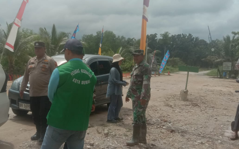 Babinsa Koramil 02 Bukit Kapur Siaga Amankan Wisata Pantai Koneng Selama Nataru