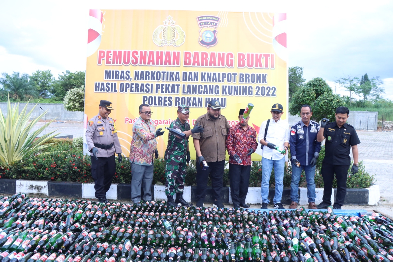 Akhir Tahun 2022, Polres Rohul Musnahkan Barang Bukti 2027 Botol Miras Dan 2. 250, 94,  Gram  Ganja,  Sabu 47, 45 Gram Dan 75 Knalpot Brong