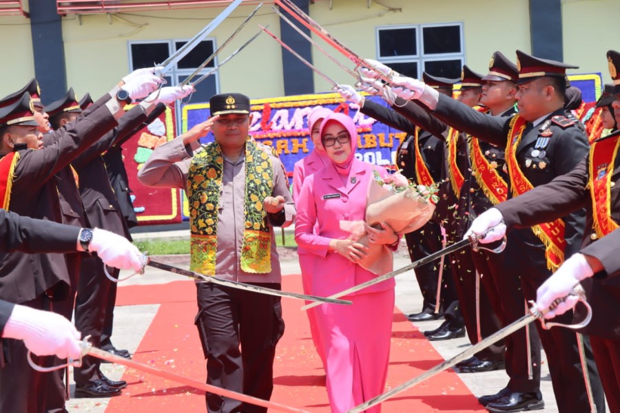 Upacara Welcome And Farawell Parade Kapolres Rohul Dari AKBP  Pangucap Priyo Soegito SIK MH Kepada AKBP Budi Setiyono SIK MH