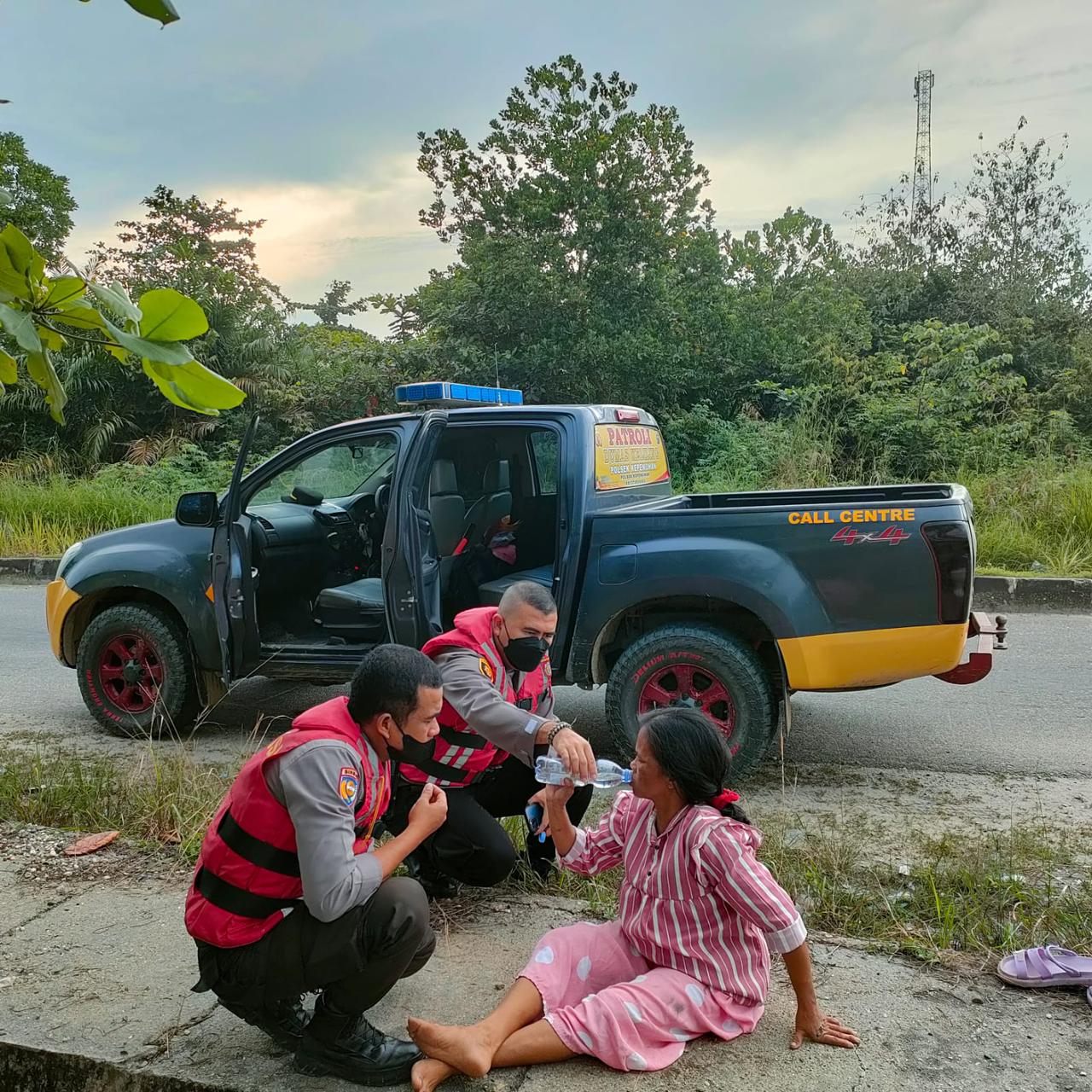 Layak  dicontoh Kapolsek Kepenuhan  Beri Pertolongan Pertama Pada Korban Laka Tunggal