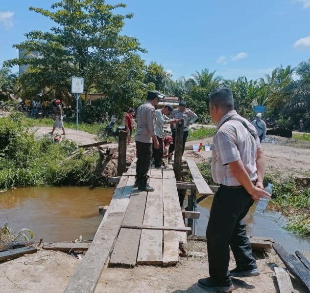 Kapolres Rohul Buka Blokir Jalan dan Goro Buat Jembatan Di Desa Rantau Binuang