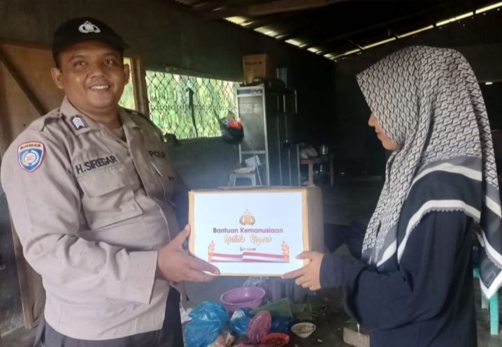 Personil Polsek Rambahhilir Bagikan Bansos Pada Masyarakat Terkena Imbas Naiknya Harga Bahan Pokok Sembako