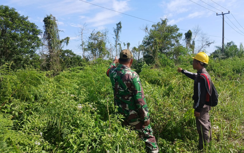 Patroli Karhutla, Babinsa Pelintung Sosialisasikan Sanksi Hukum