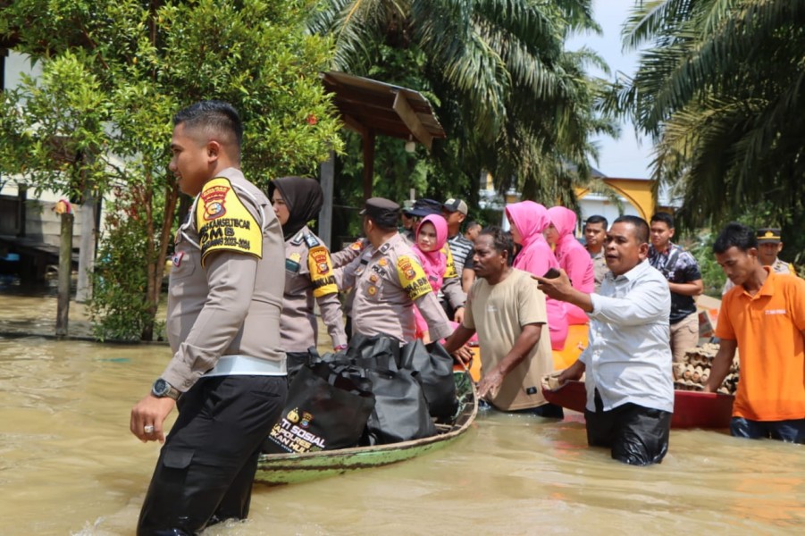 Kapolres Rohul Salurkan Bantuan Kepada Warga Yang Terdampak Banjir