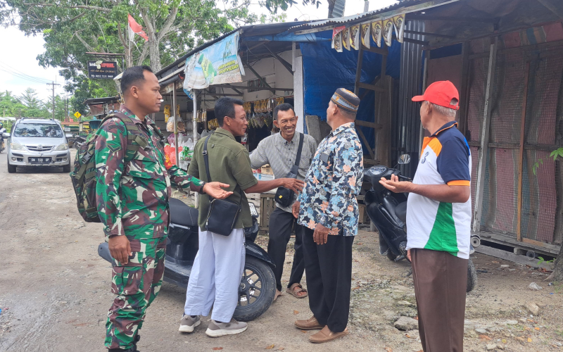 Babinsa Bukit Datuk Dampingi Relokasi Pedagang Oleh-Oleh dan Keripik Cabai