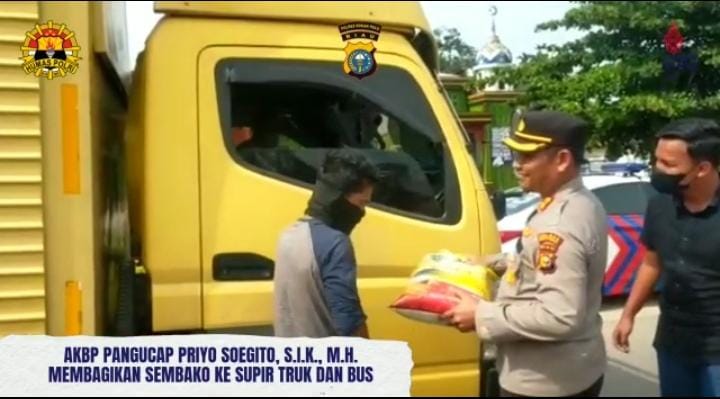 Wujud Kepekaan Polri Atas Kebijakan Penyesuaian BBM, Kapolres Rohul Bagikan Beras Kepada Supir Bus dan Truck