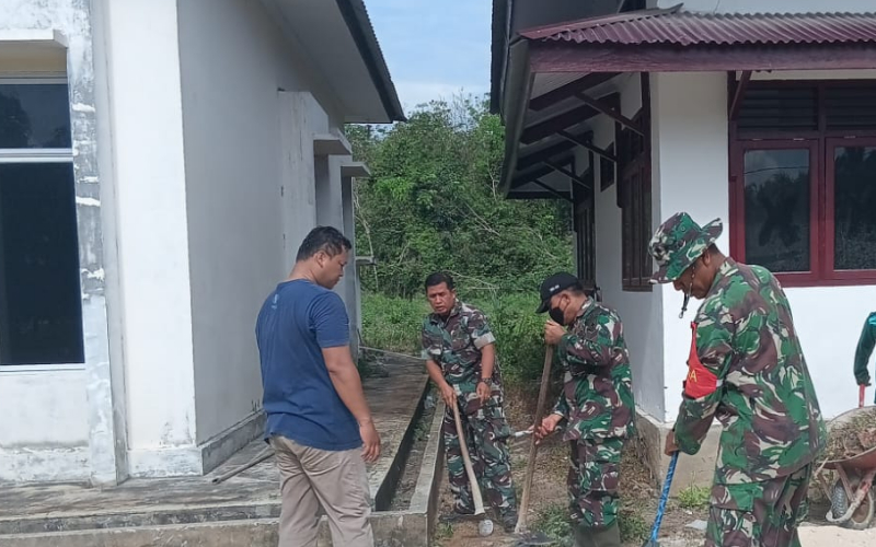 Babinsa Koramil 02 Bukit Kapur Gelar Karya Bakti TNI Zero Waste di Kelurahan Guntung