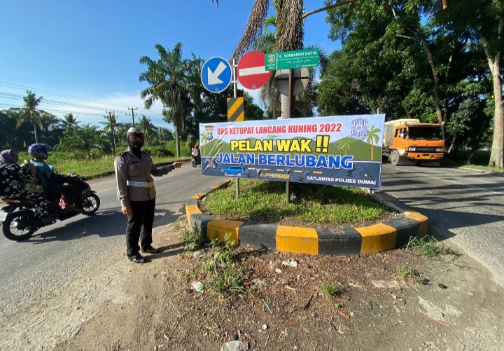 Jelang Operasi Ketupat 2022, Satlantas Polres Dumai Pasang Spanduk Himbauan Serta Peringatan