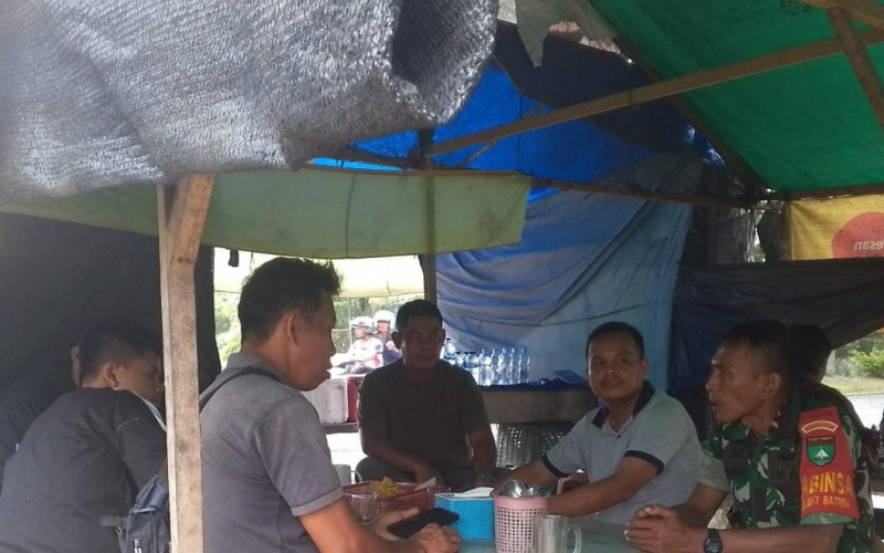 Babinsa Koramil 01 Dumai Gelar Patroli Keamanan dan Cek Pipa Minyak Pertamina di Jalur Vital