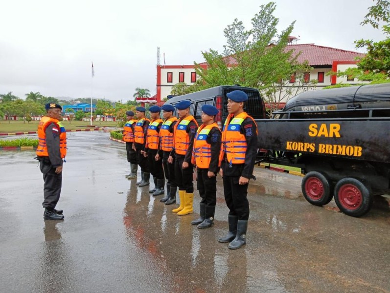 Sat Brimob Polda Kepri Laksanakan Patroli Daerah Rawan Banjir Guna Mengantisipasi Bencana Banjir Di Wilayah Kepri