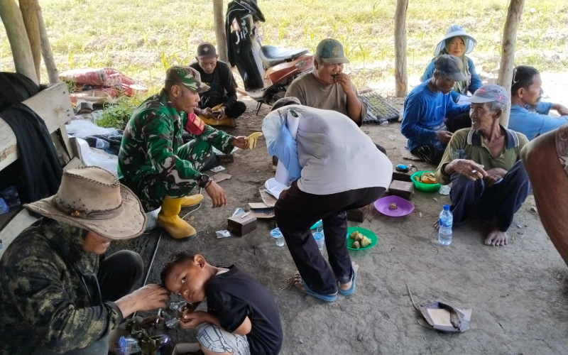 Babinsa Sungai Sembilan Perkuat Silaturahmi Lewat Komsos Bersama Warga