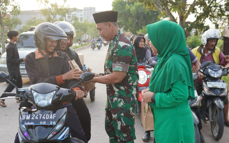 Kodim Dumai Bagikan 150 Paket Takjil dan Buka Puasa Bersama Anak Yatim di Panti Asuhan Azzahra