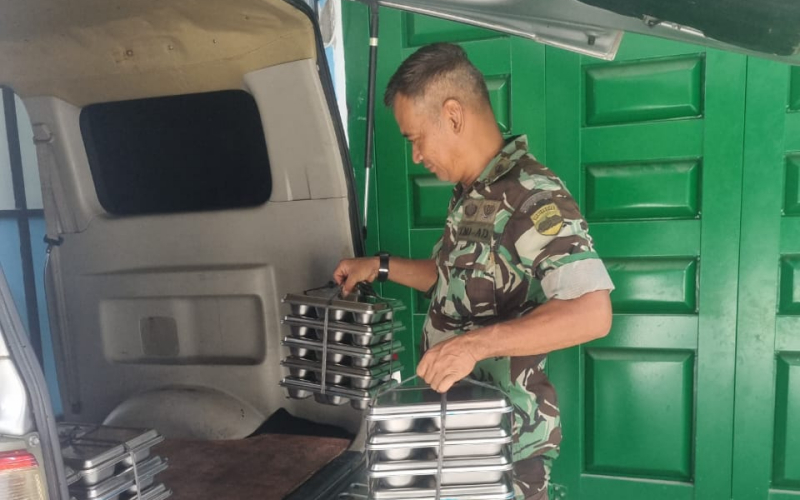 Yayasan KIC dan BGN Gelar Program Gizi Gratis, Babinsa Koramil 02 Dampingi Distribusi