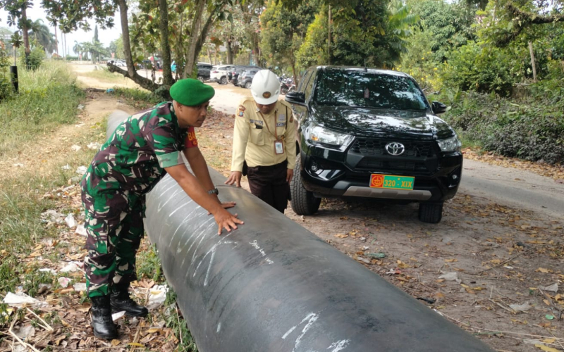 Babinsa Koramil 01 Dumai Bersama SKK Migas Patroli Amankan Jalur Pipa Minyak Pertamina