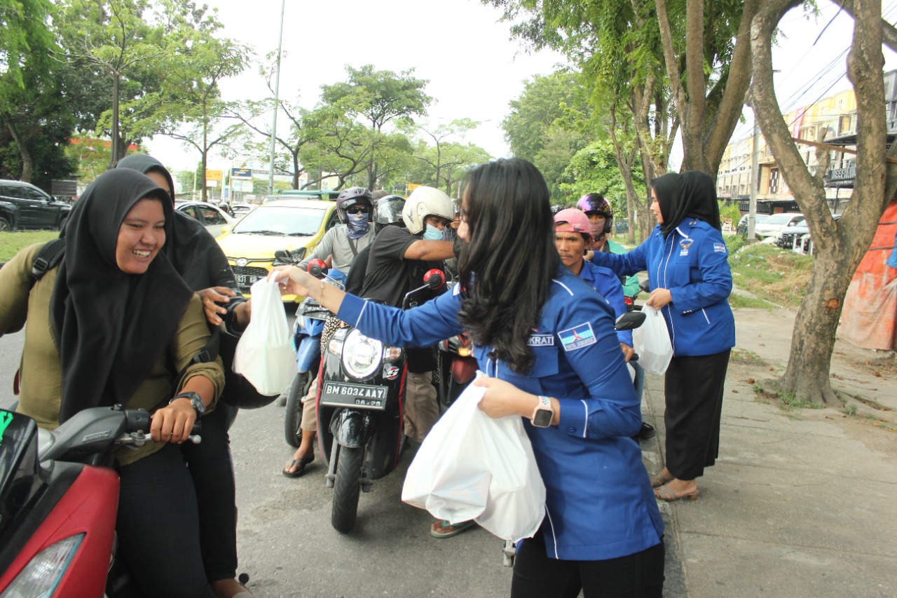 Demokrat Riau Bagikan Takjil Gratis Selama Ramadan
