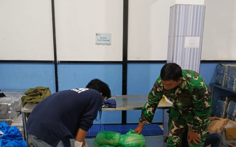 Babinsa Mekar Sari Dampingi Penyaluran 2.924 Porsi Makanan Bergizi Gratis di Dumai