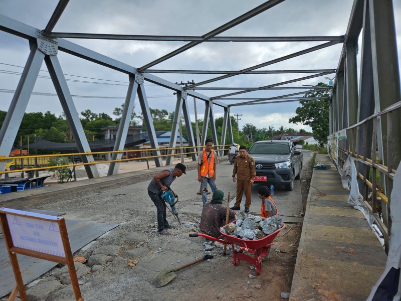 Pastikan Pekerjaan Lancar, Ulong Tinjau Lokasi Perbaikan Jembatan Sungai Masjid