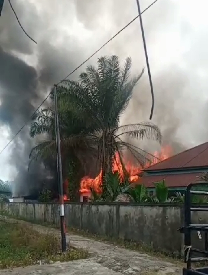 Bangunan SMP Muhammadiyah Ujung Batu Terbakar, Indra Ramos : Kerugian Ditaksir 1,5 Milyar