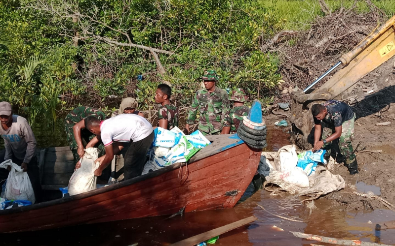 Prajurit Kodim Dumai Tak Kenal Medan Sulit, Material Jembatan Gantung Diangkut Lewat Jalur Sungai