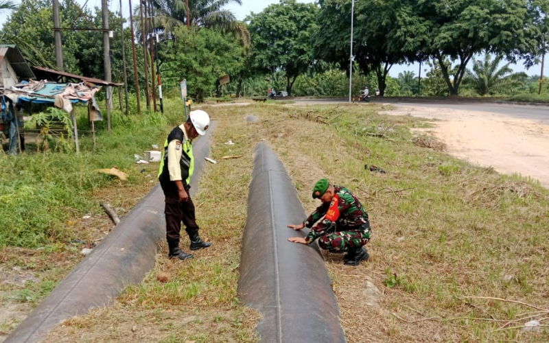 Babinsa Koramil 01/Dumai Pimpin Patroli Bersama Amankan Jalur Pipa Pertamina