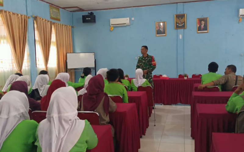 Pelajar SMKN 4 Antusias Ikuti Penyuluhan Rekrutmen TNI AD oleh Babinsa Sungai Sembilan