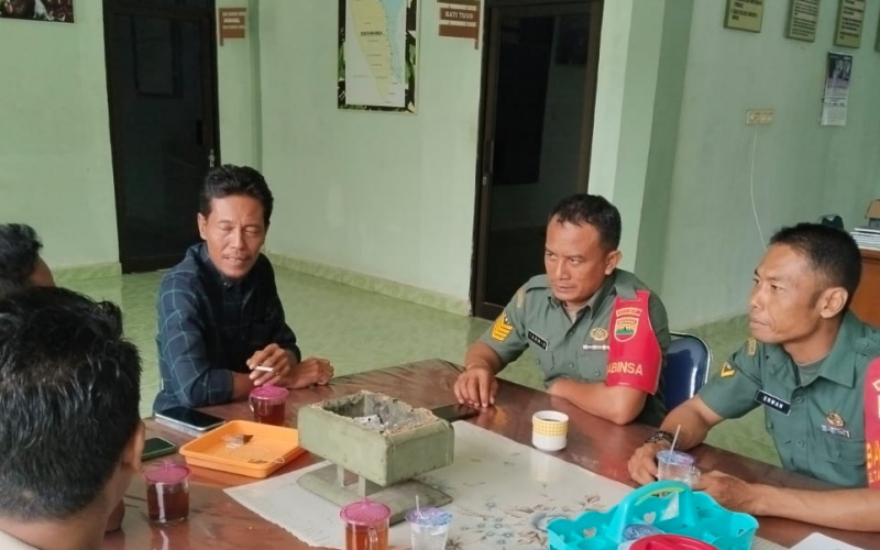 Sambut HUT RI ke-80, Babinsa Ajak Warga Pasang Bendera dan Jaga Lingkungan
