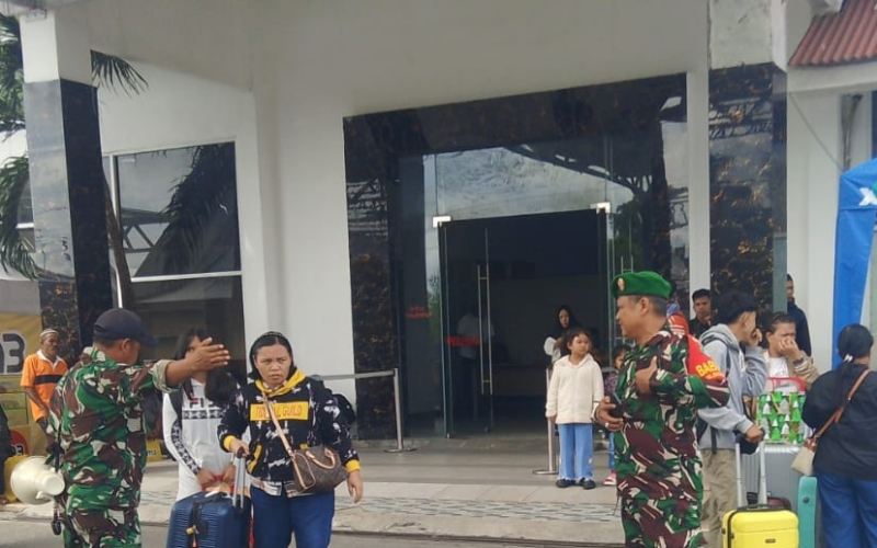 Babinsa Buluh Kasap Laksanakan Pengamanan Kedatangan Kapal Ferry di Pelabuhan Internasional Dumai