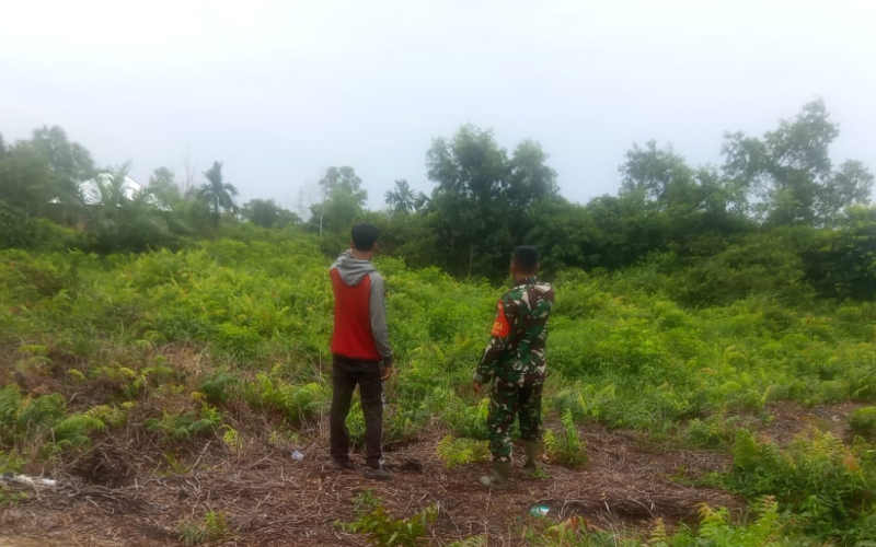 Babinsa Bagan Keladi Patroli Karhutla dan Sosialisasi Pencegahan Banjir di Dumai Barat