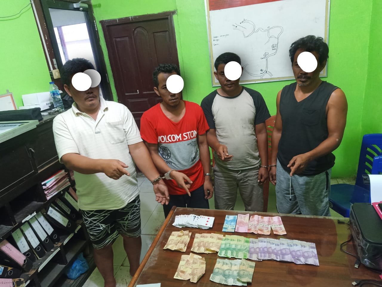 Asik Bermain Judi Song Di Pasir Indah, Empat Pria Ini Dicokok Polisi