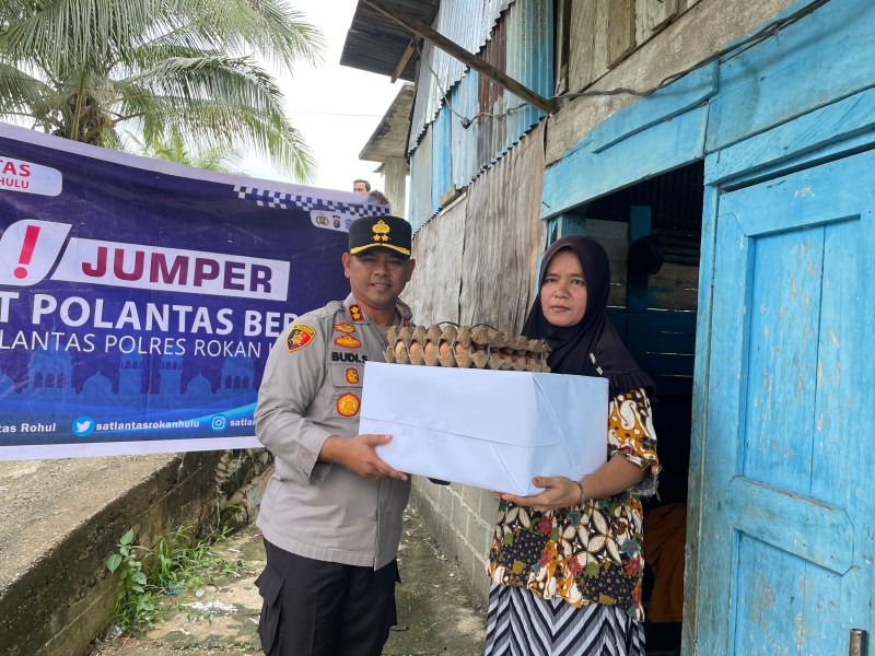 Kapolres Rohul Titip Pesan Damai Pilkada 2024 Saat Beri Nasi Kotak Kepada Pengendara di Jalan
