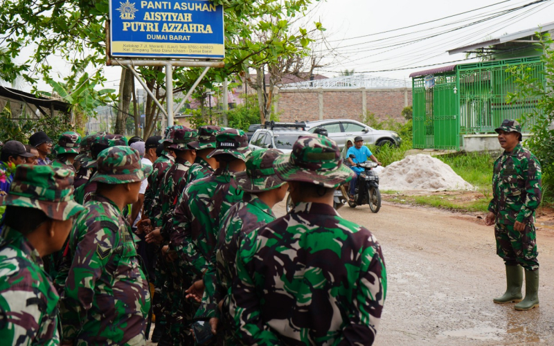Koramil 01 Dumai dan Warga Gotong Royong Bersihkan Lingkungan Panti Asuhan Azzahra
