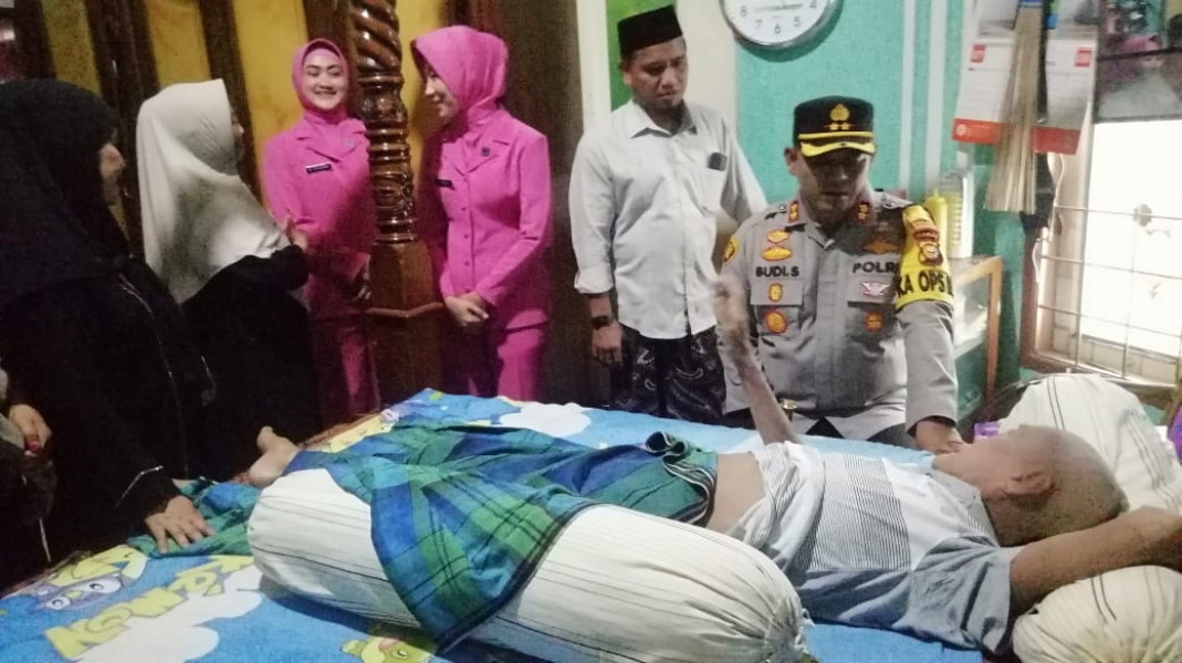 HUT Bhayangkara Ke 78, Kapolres Rohul AKBP Budi Setiyono SIK MH Didampingi Ketua Bhayangkari Rohul Dan Rombongan Jenguk Purnawirawan Polri Yang Terbaring Sakit Dirumahnya