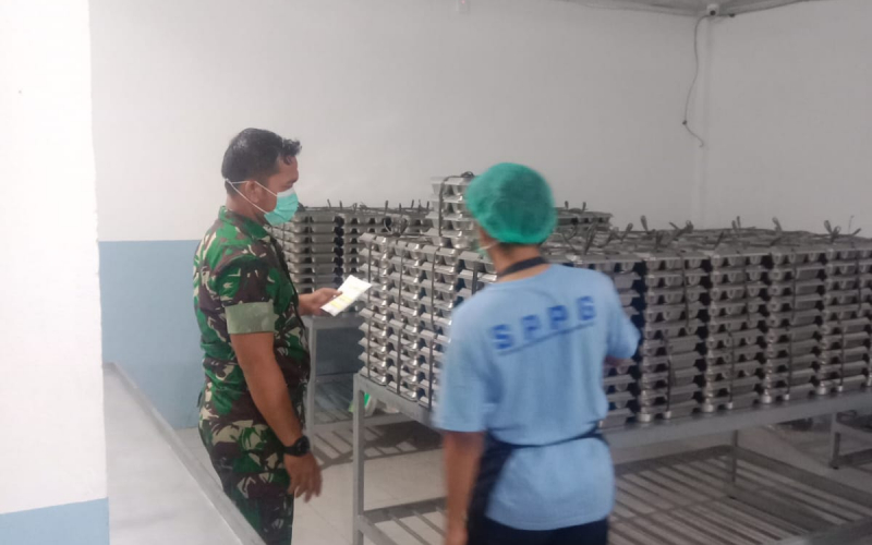 Babinsa Kawal Penyaluran Program Makanan Bergizi di Sejumlah Sekolah Dumai