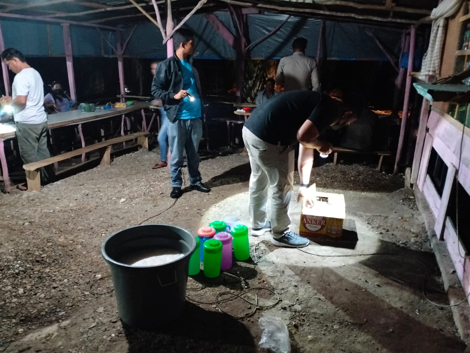 Tim Ops Pekat LK2022 Polsek Rambahhilir, Sasar Dua Titik Sita Puluhan Botol Miras