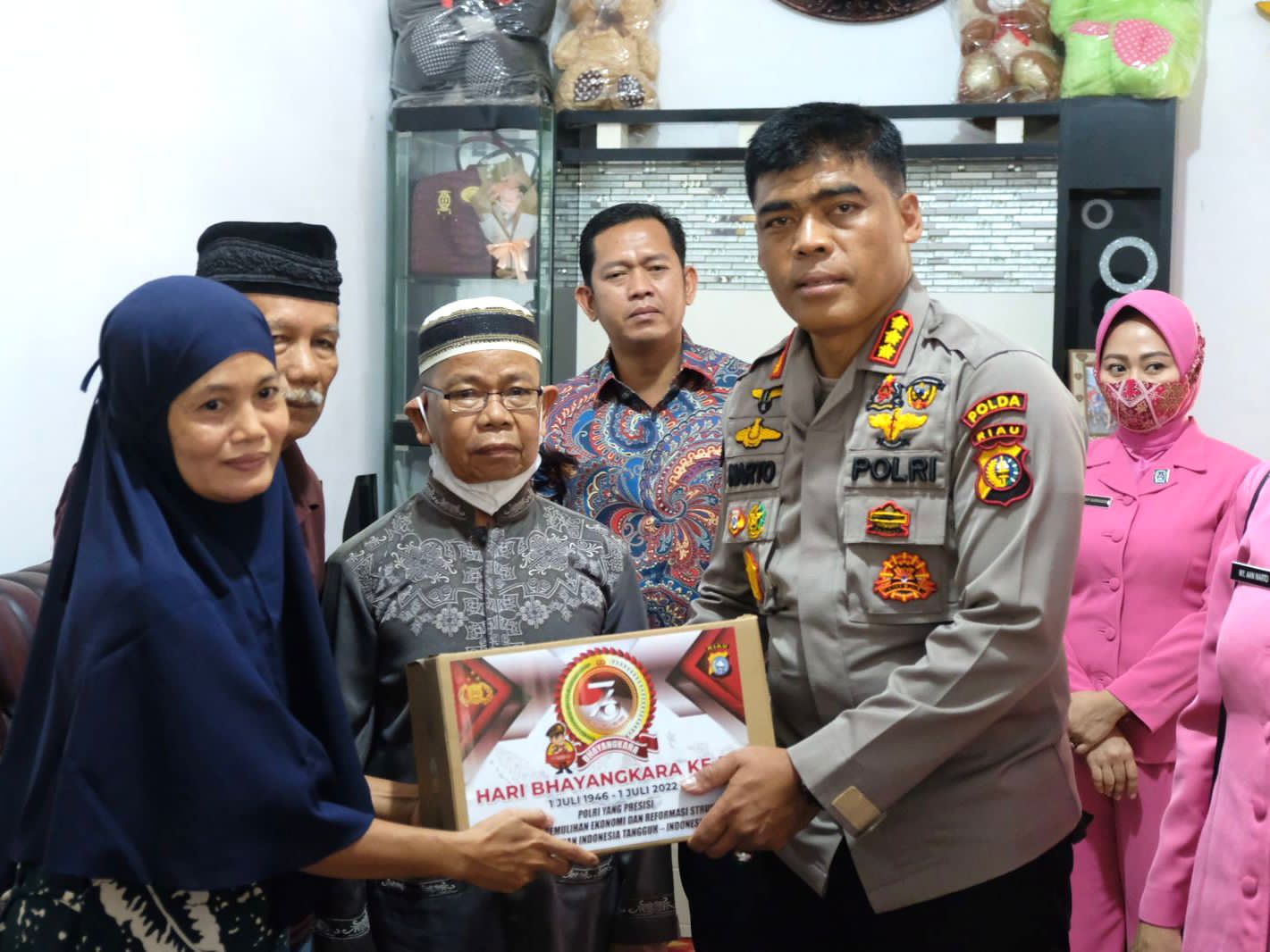 Sempena Hari Bhayangkara ke 76, Tim Anjang Sana Polda Riau Kunjungi Keluarga Jurnalis Mitra