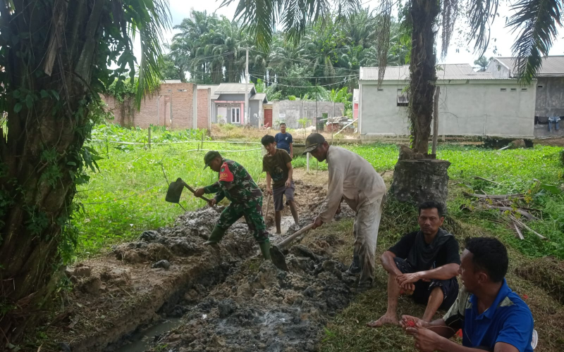 Kodim 0320 Dumai Bersama Warga RT 10 Gelar Gotong Royong di Kelurahan Bagan Besar